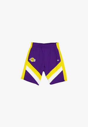 Shorts violets de la marque Lakers avec des rayures diagonales jaunes et blanches, taille élastique, et un logo sur la cuisse gauche. Tissu extensible.