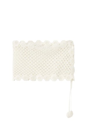 Haut bandeau blanc crocheté avec des bords festonnés et un lien avec détail pompon suspendu sur le côté droit.