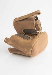 Brune ruskinds støvletter har blød foring, hook-and-loop lukning og udskæringer i siderne. Glat sål for komfort.