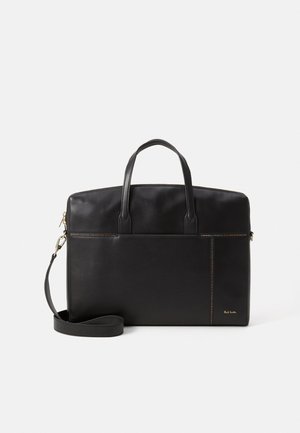 Bolsa de cuero negro para portátil con dos asas superiores, correa de hombro desmontable, cierre de cremallera y detalle de costura en contraste a lo largo del lateral.