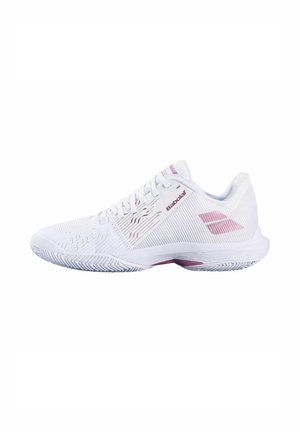 Witte Babolat tennisschoen met roze logo en accenten, gestructureerde zool en vetersluiting, gezien vanaf de buitenkant.