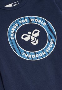 Marinblå bomullströja med ett cirkulärt tryck av en bi-symbol, texten "FÖRÄNDRA VÄRLDEN GENOM SPORT" och blå accenter.