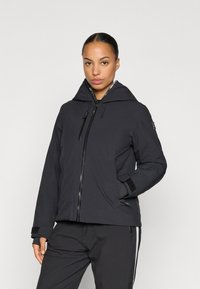Schwarze isolierte Jacke mit hohem Kragen, Zugbandkapuze, durchgehendem Reißverschluss und Daumenlöchern an den Bündchen. Strukturierten Stoff, minimalistisches Design.