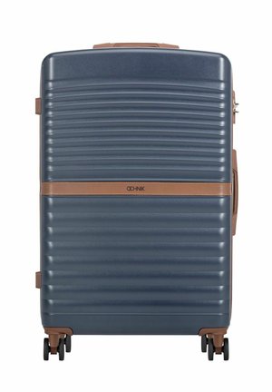 Ciemnoniebieska twarda walizka z poziomymi żłobieniami, brązowymi akcentami, czterema kółkami i centralnym brązowym paskiem z nazwą marki.