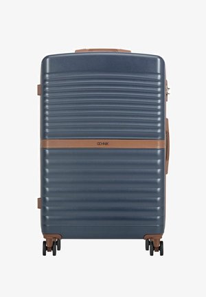 Ciemnoniebieska twarda walizka z poziomymi żłobieniami, brązowymi akcentami, czterema kółkami i centralnym brązowym paskiem z nazwą marki.