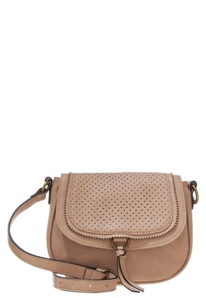 Lichtbruine leren schoudertas met geperforeerde klep, geschulpte randen, koperen ringen en verstelbare riem met gesp.