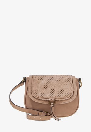 Lichtbruine leren schoudertas met geperforeerde klep, geschulpte randen, koperen ringen en verstelbare riem met gesp.