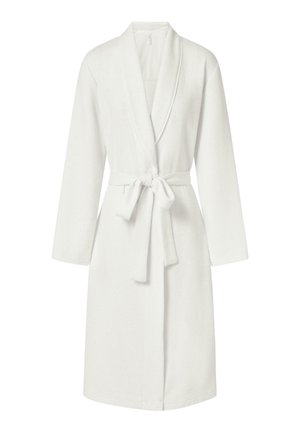 Bata de baño de algodón blanca con cuello chal, mangas largas y cinturón. Presenta un patrón texturizado y corte a la altura de la rodilla.