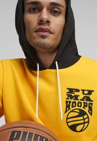 Puma POSTERIZE 2.0 - Jersey con capucha - yellow sizzle black