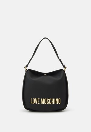 Sac bandoulière en cuir noir avec un lettrage doré "LOVE MOSCHINO" et une sangle ajustable sur fond blanc.