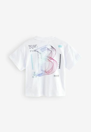 Weißes T-Shirt mit kurzen Ärmeln, das ein großes 3D-„B“-Grafikdesign in Farbverlauf zeigt, mit schwarzem Text und Maßen bedruckt. Glatte Textur.