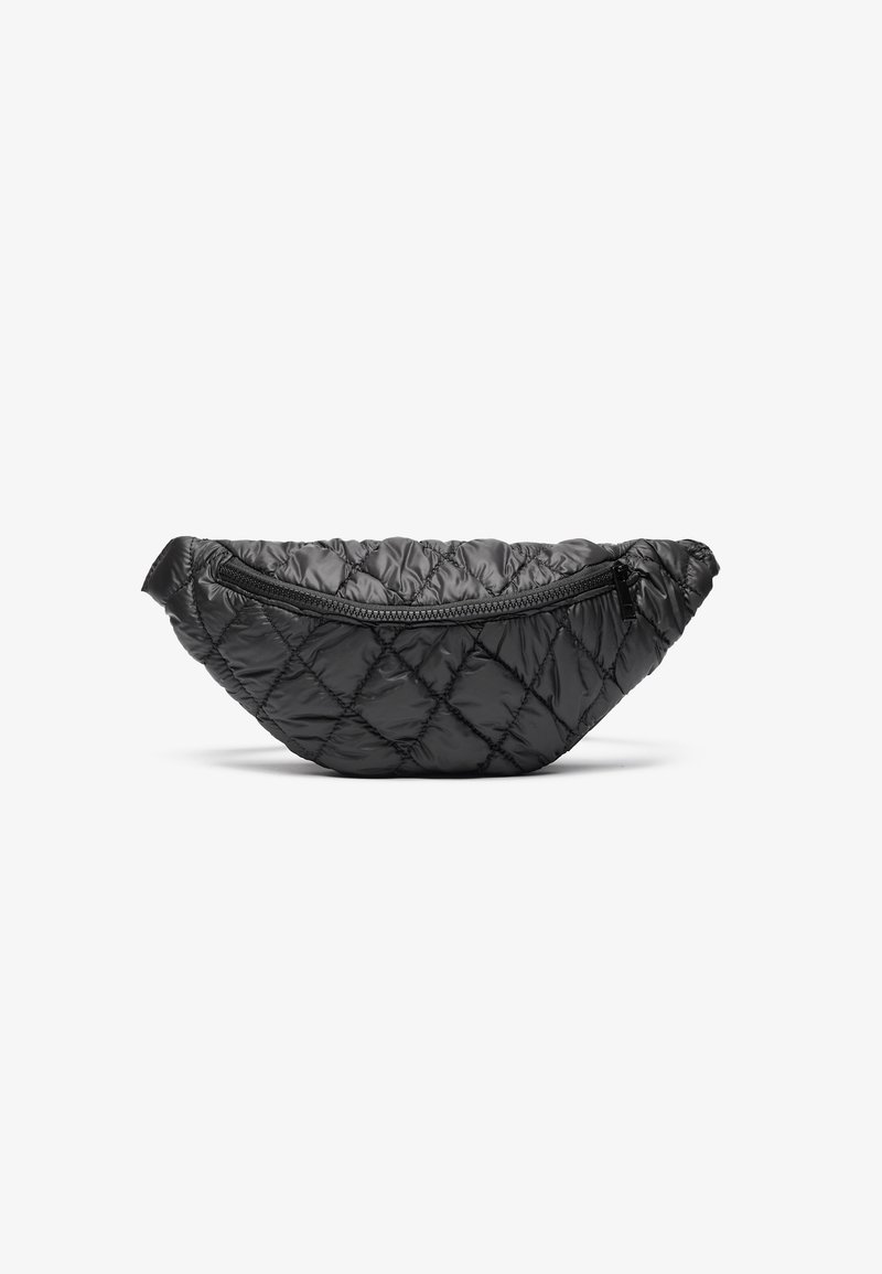 Saco de tecido acolchoado preto com um design curvo, apresentando um bolso com fecho na parte da frente e uma textura lisa e brilhante.