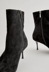 Klasične gležnjače - metallic black