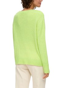 Hellgrüner Strickpullover mit lockerer Passform, Rundhalsausschnitt, gerippten Bündchen und Saum. Die Textur wirkt weich und leicht transparent.