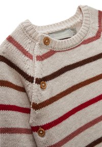 Pull en tricot présentant un tissu crème avec des rayures horizontales marron, rouge et rose. Comprend trois boutons en bois sur l'épaule.