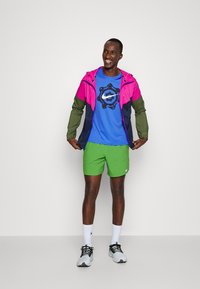 Nike Performance M NK DF STRIDE 7IN BF - Calções desportivos - chlorophyll/vivid green/reflective silver