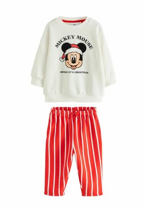 Weißer Pullover mit großem Druck von Mickey Mouse in einem Weihnachtsmannhut, kombiniert mit rot gestreiften Hosen mit elastischem Bund.