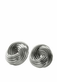 Pendientes circulares en tono plateado, con un diseño de alambre retorcido que presenta superficies lisas y reflectantes y un patrón texturizado.