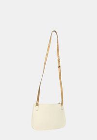 Borsa a spalla in pelle bianca con fondo arrotondato, accessori in tono oro e tracolla regolabile beige. Texture liscia e design minimalista.