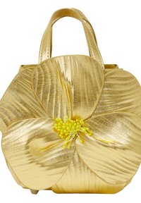 Gul faux læder taske formet som en blomst, med en tekstureret overflade, fremtrædende blomstermotiv, gule accenter og korte håndtag.