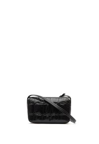 Borsa a tracolla in pelle nera con una texture a pelle di coccodrillo, forma rettangolare, chiusura con zip e una lunga tracolla.