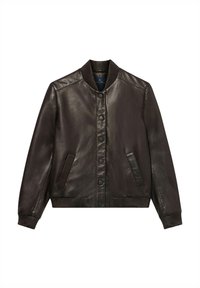 Giacca bomber in pelle marrone con colletto e polsini a coste, chiusura a bottone a pressione, due tasche laterali e una texture liscia e lucida.