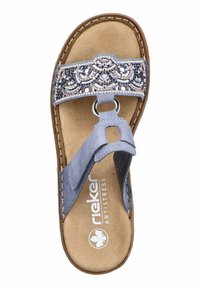 Blauwe sandaal met decoratieve kraaldetails, zachte suede bovenkant, verstelbare band en gevoerde binnenzool voor comfort. Rond neusontwerp.