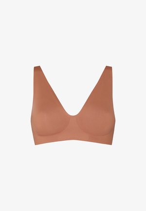 Naadloze bruine draadloze beha met brede bandjes en een diepe V-halslijn, ontworpen voor comfort en soepele ondersteuning.