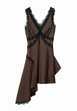 Ærmeløs brun kjole med sort blonderkant, dyb V-udskæring og asymmetrisk skørt, der falder på den ene side.