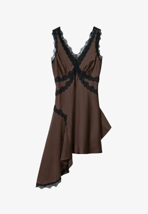 Hihaton ruskea mekko mustilla pitsikoristeilla, syvällä V-pääntiellä ja epäsymmetrisellä helmalla, joka laskeutuu toiselta puolelta.