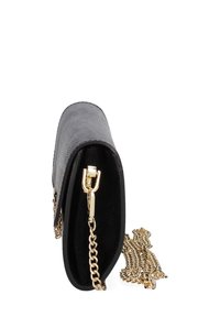 Borsa a tracolla in pelle nera con superficie testurizzata, accessori in oro e tracolla a catena. Forma ovale compatta con apertura superiore.