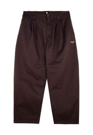 Pantalon ample marron foncé avec fermeture par bouton et zip, passants de ceinture, poches latérales et petit logo blanc « Magenta » sur la cuisse droite.