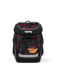 Zaino con motivo geometrico rosso e nero, dotato di una tasca frontale, striscia riflettente e un distintivo circolare con un design di fuoco.