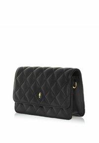 Czarna pikowana skórzana torebka na ramię z klapką, złotymi dodatkami i subtelnym akcentem marki. Gładka tekstura i zdefiniowany kształt.