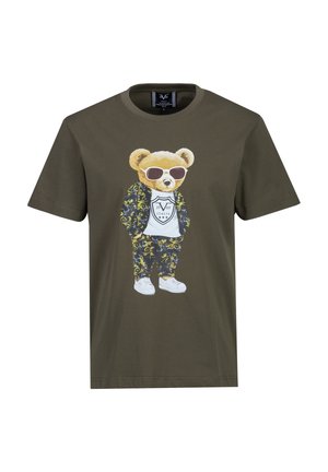 Olivgrünes T-Shirt mit einem Teddybären, der eine Sonnenbrille, eine gemusterte Jacke und Hose, weiße Turnschuhe sowie ein weißes T-Shirt mit dem "1969 ITALIA"-Logo trägt.