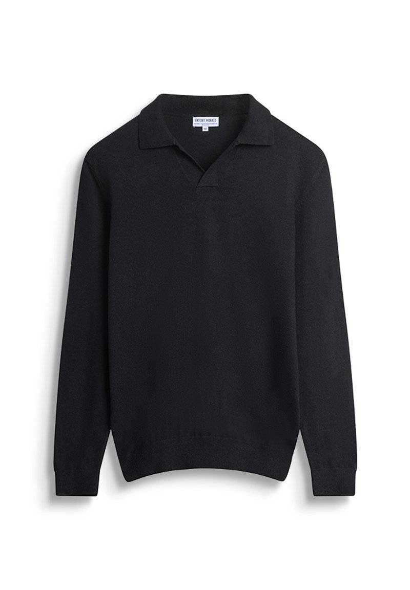 Polo a maniche lunghe nera con colletto a V, realizzata in tessuto liscio. Presenta una sottile texture a maglia e nessun logo o decorazione visibile.