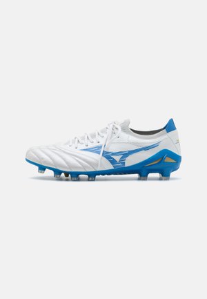 Crampons de football blancs avec des accents bleus, tige synthétique texturée, conception légère, fermeture à lacets et crampons moulés pour une traction.