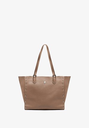 Tote bag in bruin, gepebberd leer met studs en dubbele hengsels. Heeft een logo in het midden en een ruime, gestructureerde indeling.