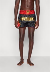 Venum INFERNO 2.0 MUAY THAI SHORTS - Športne kratke hlače - deep black/cherry red