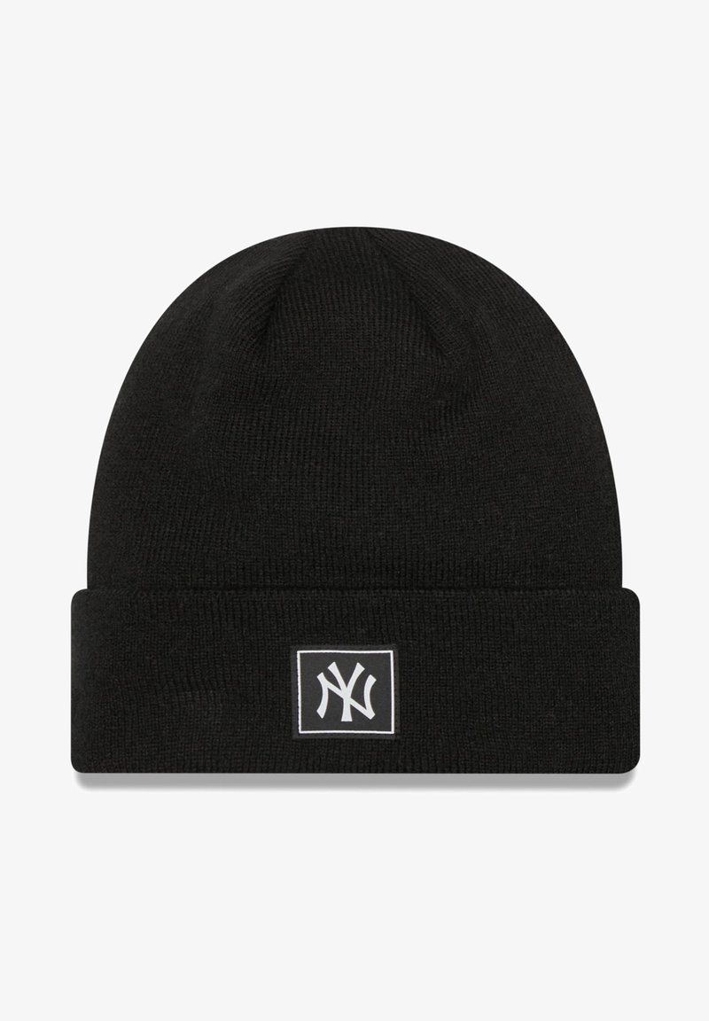 Schwarze gestrickte Mütze mit umgeschlagenem Saum, verfügt über ein weißes rechteckiges Logopatch mit einem stilisierten "NY" in der Mitte. Glatte Textur.