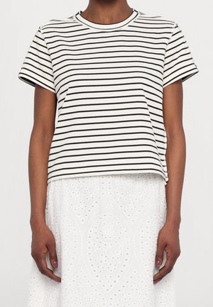 Gestreepte t-shirt met korte mouwen in roomkleurig en zwart, met een ronde hals en een ontspannen pasvorm, gedragen met een witte oogjesrok.