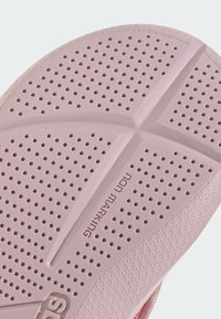 Svetloružová podrážka s malými perforáciami, textúrovanými sekciami a krížovým vzorom; obsahuje označenie "non marking" pre vnútorné použitie.