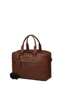 Sac à ordinateur portable en cuir marron avec poignées supérieures, bandoulière réglable, logo embossé et fermeture éclair. Texture lisse avec un design structuré.