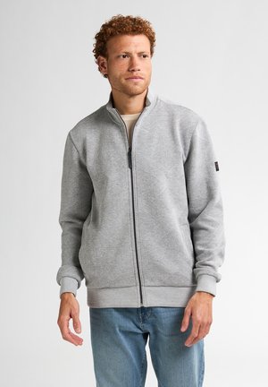 Sweat-shirt zippé gris avec un motif en losanges texturé, des poignets et un ourlet côtelés, un col haut et un tissu léger.