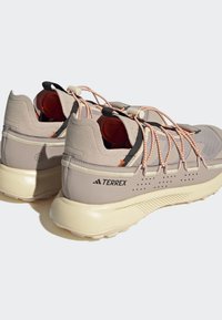 Adidas Terrex VOYAGER 21 TRAVEL - Túracipők - taupe/taupe/impact orange