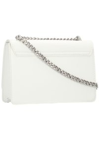 Borsa a mano in ecopelle bianca, di forma rettangolare, con chiusura a patta e una tracolla in catena metallica argento per il trasporto.