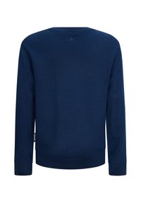 Maglione lavorato a maglia blu navy con scollatura tonda, maniche lunghe, polsini a coste e un piccolo logo sulla schiena vicino al colletto.
