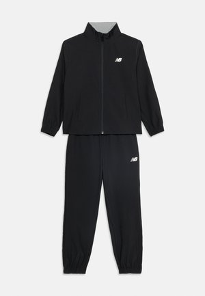 Μαύρη φόρμα New Balance με μπουφάν με φερμουάρ και ελαστικά μανίκια στα μανίκια και το παντελόνι, με λευκά λογότυπα στο στήθος και τον μηρό.