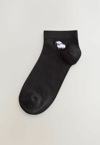 Crna pamučna anklet čarapa s bijelim logotipom ovce sa strane, sa glatkom teksturom i pojačanim prstima.