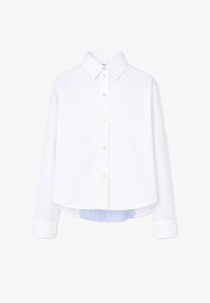 Wit overhemd met lange mouwen en knopen, een spitse kraag en een blauw-wit gestreept stofdetail dat onderaan zichtbaar is.